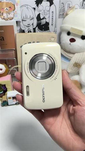 奥林巴斯vh210 奶白色 中文 成色如图视频 功能正常 1400万像素 5倍光学变焦 内置多种魔术滤镜 玩法多样 出片冷白皮 有中文菜单 🧩配件：电池 万能充 内存卡 读卡器 酒精棉片 c口转接头 手链 贴纸diy绝美系列～🎁礼盒包装