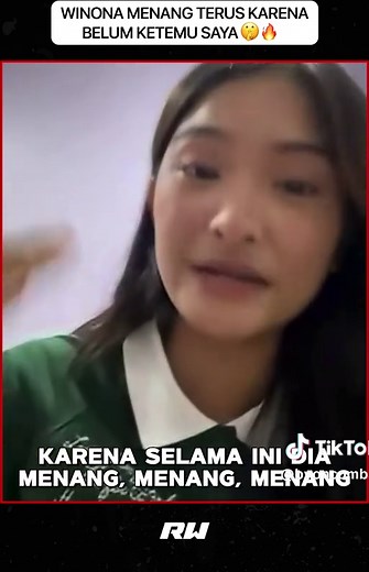 EMMABELL LATIHAN MODE SENYAP UNTUK MERUSAK REKOR UNDEFEATED WINONA? 🤫🔥 Tadi kita udah denger interviewnya Winona. Sekarang giliran Emmabell nih yang dari kemarin emang jarang banget nunjukin proses latihannya! Emmabell berkata untuk prosesnya senyap aja, biar hasilnya yang nanti berbicara di atas ring. Walaupun, dalam latihannya Emmabell mengaku sempat merasa kesulitan dalam transisi Muay Thai ke boxing, tapi Emmabel tetap percaya diri bahwa ia akan sanggup menaklukan Winona besok! Dia pun bil