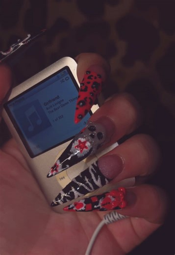 catch me listening to my old ipod while doing nails 🎧🎀 #fypシ #killernailsbyhanny #y2knails #sk8er #ipod