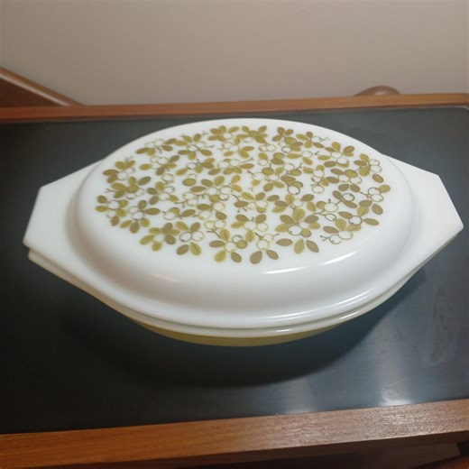 Vintage Pyrex Verde Olive Casserole Dish. Avocado Green and Milk Glass, 2.5 Quarts. - Etsy