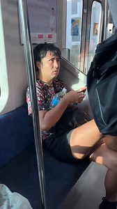 今朝の乗った電車で隣で急に暴れてる人がいて初めてこういう現場に遭遇したわ座ってる男の組んでる足が当たる↓注意する↓発狂みたいな感じ