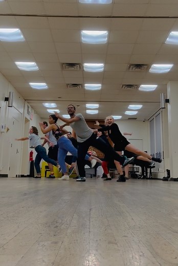 Sunday Funday! Sound On. I love Swing Dance, Lindy Hop, and what is often called original, authentic, or vernacular jazz. This little spontaneous choreo is by Brandon Barker @bbnorm782, the fabulous dancer in the center. Brandon taught our class at @92ndstreety, and had us improvise for the majority of the class and threw this little choreo on us at the very end of class. Give it a try!!! I love this group of people, and all my Lindy Hop friends. This is such a playful form of social dance. It i
