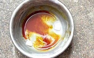 已经过保质期的碘酊和氢氧化钾固体反应：I₂ 6KOH==5KI KIO₃ 3H₂O。