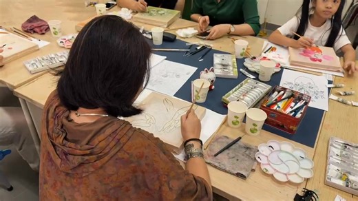 Recap Day 1 Workshop "Lụa là 2: Vẽ hoa" 🎨 THÔNG TIN WORKSHOP TRANH LỤA "LỤA LÀ 2: VẼ HOA" TẠI BẢO TÀNG MỸ THUẬT VIỆT NAM 🌸 Nhân dịp Ngày Phụ nữ Việt Nam 20/10, Bảo tàng Mỹ thuật Việt Nam tổ chức chương trình trải nghiệm vẽ tranh lụa truyền thống với chủ đề: LỤA LÀ 2: VẼ HOA. Đây là cơ hội tuyệt vời để bạn tìm hiểu về chất liệu, kỹ thuật vẽ tranh lụa độc đáo và tự tay tạo nên tác phẩm mang dấu ấn cá nhân! ✨ NỘI DUNG WORKSHOP: Tham quan & Giới thiệu: Nghe giới thiệu về các tác phẩm tranh lụa đan