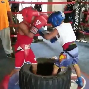 The supremely gifted Grandy twins perfecting their fighting on the inside with a unique drill. Boxing stars in the making 👊⭐ | Boxing News and Views