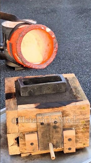 Copper Casting in an Ingot Mold - Molten copper #heinrichsmade #metalcasting #copper