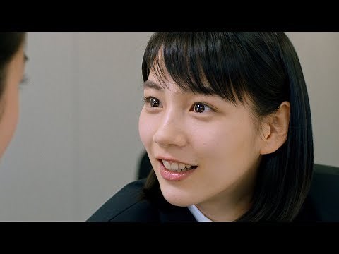 Non, fresh! Wearing a recruitment suit, gives advice to job-hunting students in new commercial fo...