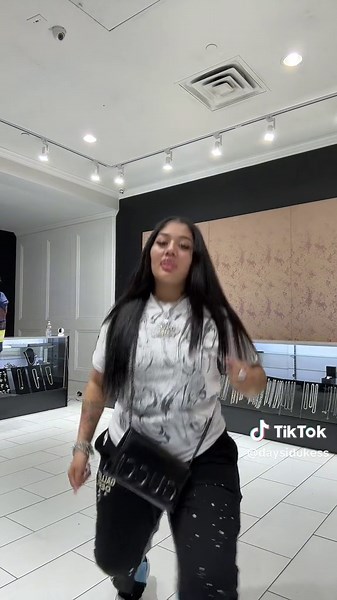 Engaging Dance Performance in a Retail Space