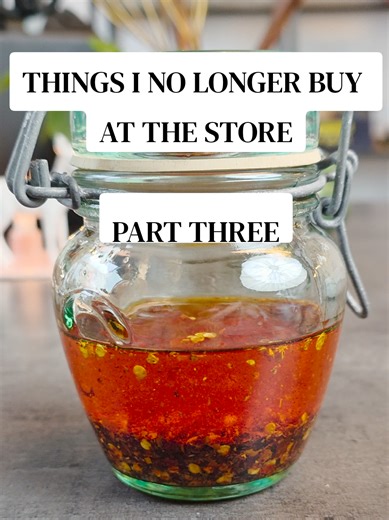 Chili Oil 🌶️ Simple chili oil is one of the things that I never buy at the store anymore as it is the most simple thing to make. You can soak aromatics in your oil before pouring it over the chili to add different flavors, but if you just want a simple chili oil, all you need is some good quality chili flakes and a neutral oil. Heat the oil in a pot and pour it over your chili - it should be hot enough that the chili flakes sizzle a little but not so hot that the chili flakes get burnt. Store i