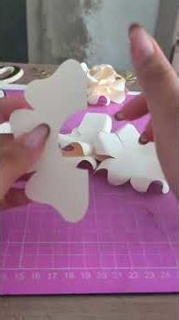 como fazer flor pétala coração. #flor #petaladecoração #comomontarflor #topodebolo