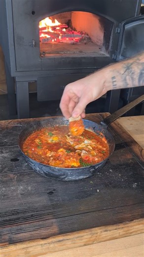 Geniales One Pot Gericht – Shakshuka 🔥 Bringt euch den Urlaub nach Hause. Perfektes orientalisches Rezept für die ganze Familie! 👨‍👩‍👧‍👦🍳 Und so geht's: Zutaten für 4 Portionen: 1 kg Tomaten, frisch oder aus der Dose 2 große Zwiebeln 2 Knoblauchzehen 1 Paprika, rot 4 Eier 1 Chilli 5 EL Tomatenmark Salz, Pfeffer, Zucker 1 TL Kreuzkümmel Olivenöl frischer Koriander oder Petersilie Zubereitung: Tomaten und Paprika in Stücke schneiden, Zwiebel, Chili und Knoblauch fein hacken. Eine hohe Pfanne