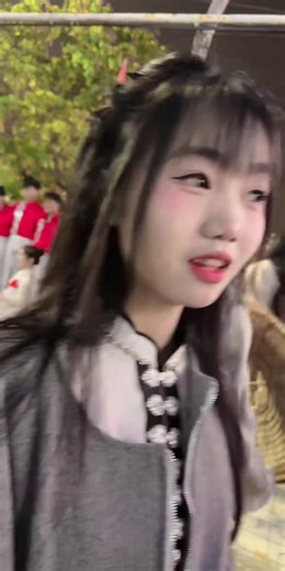 Duyên Dáng Xinh Tươi Em Gái Thái Than Uyên