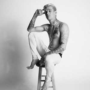Newly single Aaron Carter is open to being in a relationship with a man or a woman: https://yhoo.it/2ftsHH1 | Yahoo Canada