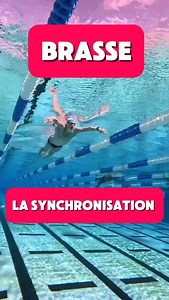Brasse : si tu veux progresser, commence par maîtriser la synchro. Pas de mouvement efficace sans un bon rythme, et ça se joue en 4 temps : 1️⃣ Traction des bras → Tu tires l’eau pour lancer le mouvement et amorcer la respiration. 2️⃣ Engagement du haut du corps → Tu soulèves naturellement la tête, sans forcer, pour respirer. 3️⃣ Ciseau de jambes puissant → Tu ramènes les talons puis tu fouettes fort vers l’arrière. 4️⃣ Temps de glisse → Tu profites de ta propulsion, bras tendus, corps aligné. C