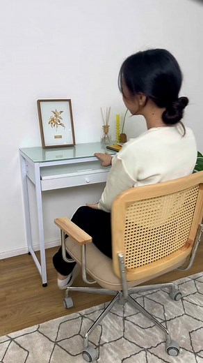 勉強机、リモートワーク、ネイル、メイクなんでももってこい💄新生活が爆上がるコンパクトデスクのご紹介です✨🤭#LOWYA #新生活 #デスク