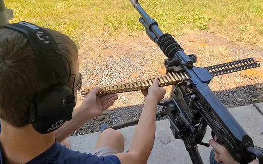 法国霍奇基斯（哈奇开斯）M1914重机枪 两个金属弹板连续供弹展示