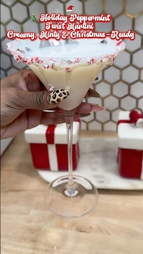 The Ultimate Peppermint Twist Christmas Martini | Easy Holiday Cocktail Recipe