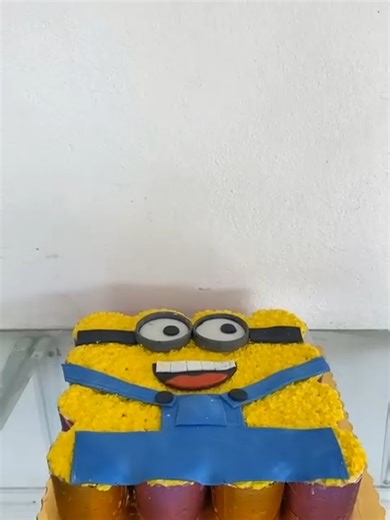 Minions cupcakes ... This is a very creative way to have your cakes #cakesbyjennyteam #mionioncake#beninfyp #benin🇧🇯 #needacake