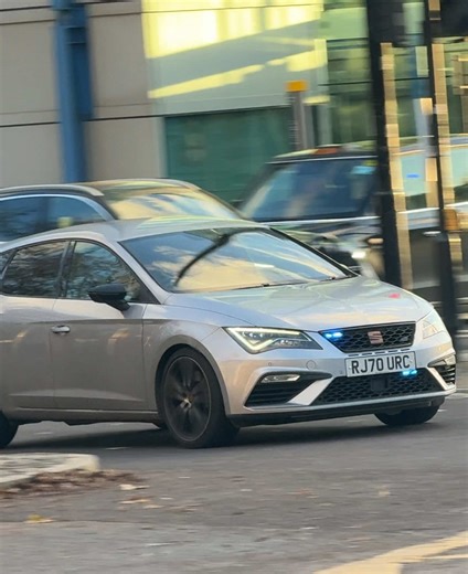 #metropolitanpolice | 2020 (70 Plate) SEAT LEON TSI CUPRA Responding on Bluelights and Sirens through Tower Hill. This vehicle is used by Specialist Covert Policing Team #seat #seatleoncupra #covert
