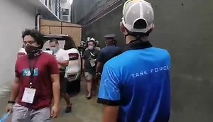 WATCH: Police call out customers who went to the back of a shoe store in Lahug, Cebu City as crowd that flocked to the store for its 11.11 sale was being dispersed. The sale, which was meant to usher in the store's grand opening, did not push through owing to several violations, including absence of a permit and social distancing violations. | via Aldo Banaynal #TheFreeman | The Freeman
