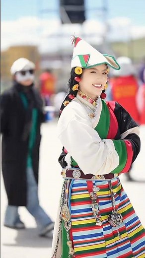 Tibetan girls, Traditional Tibetan costume, Tibetan culture