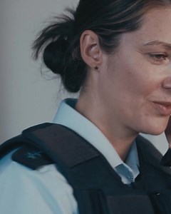 "Im Team können wir Großes vollbringen. Es ist unsere Verantwortung, jeden Einzelnen vor Gefahren zu bewahren." ▪ Der neue 🌟 Imagefilm der Bundespolizei: Jetzt den gesamten Film 🎬 anschauen ▶️Link in der aktuellen Story Vom Bundesgrenzschutz zur Bundespolizei - Die Identität veränderte sich, die Aufgabe des Grenzschutz blieb. Die Bundespolizei kontrolliert über 3.700 Kilometer Landgrenze und schützt den Bahn- als auch Luftverkehr. Wir zeigen Euch eine unserer Kernaufgaben. #WirsindSicherheit ▪