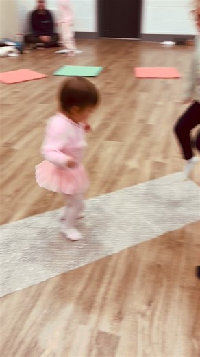 🍿 Sensory play in baby ballet makes movement fun and engaging while supporting early development. Using textures like bubble wrap for “popcorn jumps” encourages curiosity, coordination, and confidence, helping little ones build a happy, positive connection with dance and movement 🩰✨ 🍿 | tiny toes ballet Northamptonshire and Oxford