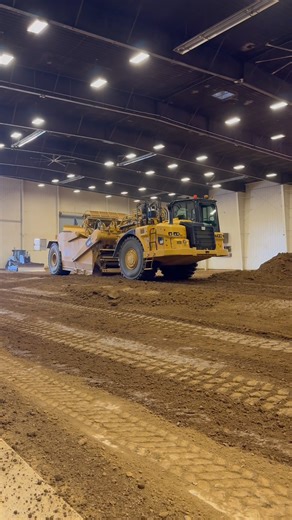 Let’s talk about a real earthmover 💪 The Cat 623K scraper efficiently loads, hauls, and spreads material using its single‑engine power and paddle wheel elevator system, built to move more dirt with precision and productivity. Want to see it in action? Contact your local dealer to learn about upcoming product demos. | Caterpillar Demonstration and Learning Centers