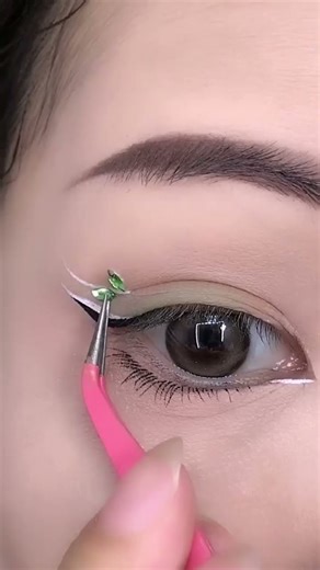 Easy Eyeliner with Pencil | Beginner Eyeliner Tutorial for Clean, Sharp Eyes#eyemekup#shorts#eyetips