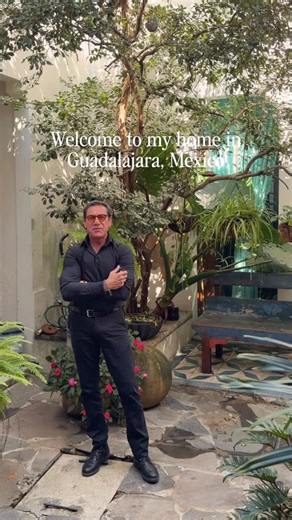 CasitaMX Home | Inside Homes in Mexico on Instagram: "Welcome to Roberto’s tastefully restored home in downtown Guadalajara, Mexico. Every wall tells a story here, adorned with his impressive collection of art and books that reflect a lifetime of curiosity and passion. Roberto spends much of his time reading and writing in his study, surrounded by the things he loves. The indoor-outdoor courtyard, a hallmark of classic Guadalajara architecture, brings light and life into the heart of the home. T