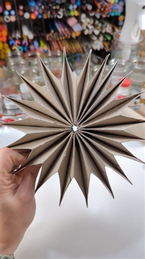 Just toilet paper rolls! How to make an easy paper star ⭐ ! If you are looking for an easy project for yourself and a small person this one is just perfect. You need to gather some toilet rolls, glue and scissors. Cut out a sort of shape house from your rolls. The amount of rolls depends on you really. This is by far one of the easiest stars ever and how gorgeous! ⭐🎄 #maremismallart #maremicreativecafe #maremi_small_art #christmasdecor #paperstars #papersnowflakes #recycling #recyclingart #chri