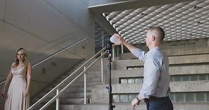 MAGMOD STARTER FLASH KIT 2 El MagMod Starter Flash Kit 2 incluye los dos modificadores más esenciales del sistema MagMod. El kit incluye la rejilla MagGrid 2 y el domo MagSphere 2. El tercer elemento es el adaptador MagGrip 2, que se fija sobre el cabezal del flash y proporciona una base magnética para intercambiar fácilmente los otros dos modificadores. El adaptador está optimizado para flashes de cabeza redonda y también es adecuado para flashes estándar. DETALLES TÉCNICOS Modificador MagGrid 