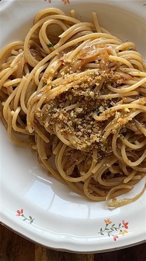 Buongiorno!! You guys, it doesn’t get simpler or more delicious than this spaghetti with anchovies and caramelized onions and before you freak out at the thought of anchovies just know, it’s providing a deep saltiness that balanced with the sweet onions will leave you begging for a second serving because it’s just that good. Think aglio e olio in terms of ease, but just with a little twist. You just melt the anchovies in a pan, then caramelize some onions until deeply browned, will take about 15