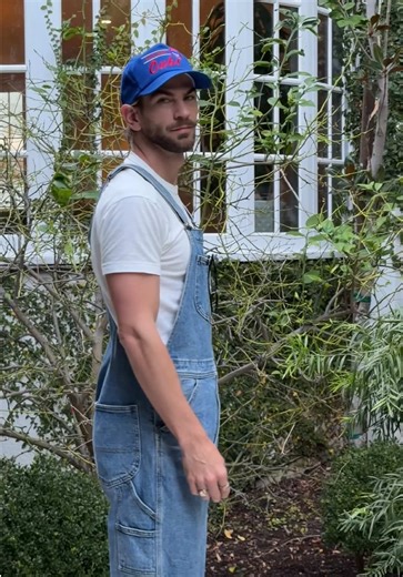 i understand adult men in overalls may be a bit controversial but come on … they’re so easy! overalls and coveralls only moving forward. i tried these vintage @Lee Jeans overalls on at old york vintage and wore them out of the store. i have worn them two or three times already and don’t know if I can pull them off, but it can take time to find the right way to style an item before you’re confident and comfortable in it. if you haven’t been to Old York, recommend checking it out. There are quite 