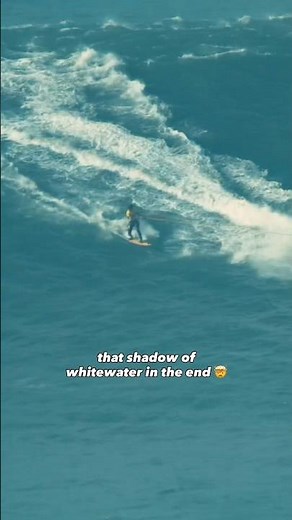 Imagine that shadow chasing you 😳#bigwaves #surf