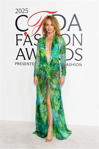 1stDibs on Instagram: "The iconic J.Lo Versace dress is back! Supermodel Amber Valletta donned the Spring 2000 jungle-print dress at Monday’s CFDA Awards to present Donatella Versace with the Positive Change Award. Jennifer Lopez famously wore the dress to the 2000 Grammys, and it was so talked-about that it’s credited with inspiring the creation of Google Images. Tap the link in bio to explore similar vintage looks available on @1stDibs. 📸: Getty Images, @johnmvilla2"