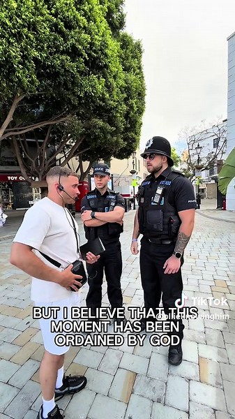 Pray For These Police Officers 🙏 📖 Ephesians 5:16 - “Redeeming the time, because the days are evil.” 📷 Full Video On YouTube: ollieknowinghim/knowingJesus