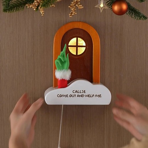Green Monster Hand Christmas Door Knocker 😜 🎄 https://calliegift.com/482yASe #christmasgifts #christmasornament #christmasgiftideas #xmas #christmasdecoration #christmasdecorating #calliegifts #giftforfriends #holidaygifts | Callie Gifts