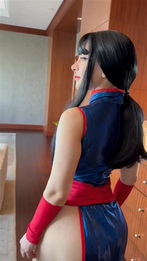 Llegó la ama de casa por excelencia y tiene mucho que entregar en las clases de cocina que transmitiré por IG con este cosplay, preparados ? 🫣😳🧑‍🍳 . . . #dbz #dragonballz #chichicosplay #nyc #christmas | Fabibi World Cosplay