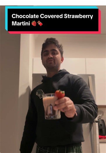 Chocolate Covered Strawberry Martini — perfect for date night or treating yourself 🍓🍫🍸 Recipe: 3 muddled strawberries 2 oz vodka 1 oz dark crème de cacao 1 oz chocolate milk 0.5 oz bailey’s strawberries and cream garnish with a strawberry #texas #bartender #valentine #valentinesday #chocolatecoveredstrawberries