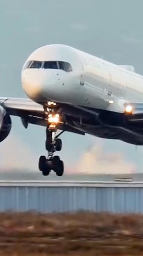 Delta Air Lines Boeing 757 touches down smoothly and taxis to the gate after arriving at San Francisco International Airport. #sfflights #deltaairlines #boeing757 #flysfo #arrivalvideo #aviationspotting #avgeeklife #runwayaction #aviationdaily #fblifestyle #aircraftlovers | SF.Flights
