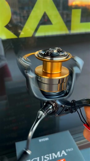 Ryobi Ecusima Pro LT – это неизбежная эволюция легендарной линейки катушек. Особенности: - Новый облегченный ротор - Новый корпус с улучшенной герметичностью. - Катушка получила полностью новый силовой механизм. - Новая главная пара имеет увеличенный размер, опирается на 4 крупных шарикоподшипника, увеличенного размера, согласно концепции X-Ship. - Силовая ручка вкручивается в ведущую шестерню и удобный разборной кноб. - Общее количество подшипников - 6 1. - Облегченная шпуля, оснащена металличе