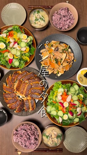 Pois_official on Instagram: "パン屋の夕食🍽️ ◎山口県郷土料理けんちょう ◎餃子 ◎サラダ(しまなみリーフ、パプリカ、ラディッシュ、きゅうり、うずらの卵) ◎お味噌汁(あさり、椎茸、シラス、長ネギ、かぶの葉っぱ) ◎ギリシャヨーグルト(蜂蜜、パイナップル、キウイ、ブルーベリー) 今日もお腹いっぱい幸せ💖 ごちそうさまでした😋 #パン #料理 #パン屋の夕食 #夫婦"