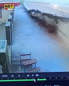 #لحظة_انهيار جدار مدرسة وتدفق السيول إلى المدرسة الابتدائية ومحاولة المعلمة إخلاء الصفوف | Berivan Fars Resol