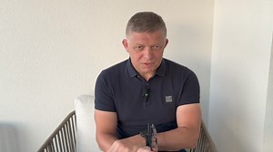 470K views · 19K reactions | ČO SA NEZMESTILO NA TLAČOVKU XXVII. Bez ohľadu na odstúpenie J. Bidena, najviac rezonuje D. Trump, že by ukončil vojnu na Ukrajine ešte pred nástupom na úrad. Ja tomu verím, pretože USA majú totálny vplyv na Ukrajine. Do veľmi zvláštneho svetla sa však dostávajú oficiálne stanoviská USA, že s vojnou na Ukrajine a s Ukrajinou v podstate nič nemajú. Len jej pomáhajú … | Robert Fico | Facebook