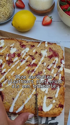 ♡ FRISSE AARDBEIEN PLAATTAART ♡ Wil je afvallen, maar wél iets lekkers eten? 🤤 Zin in iets zoets, maar ook lekker fris? Iets dat echt bij dit seizoen past? Dit aardbeien recept wil je bewaren 🍓 Deze frisse aardbeien-plaattaart is hier thuis een favoriet van mijn kinderen — maar past ook gewoon in een gezonde leefstijl. Het zoete van aardbeien 🍓 en het frisse van citroen 🍋 Een combinatie die altijd goed is. Deze taart voelt als een traktatie, maar is gemaakt van simpele, voedzame ingrediënten