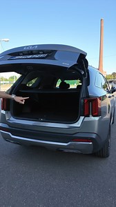 1.2M views · 13K reactions | Trunk / boot features of the updated Kia Sorento! The Sorento is the brother to the Hyundai Santa Fe. The Kia Sorento facelift introduces a new stronger looking front and an updated interior with a horizontal 12,3“ touchscreen. #Kia #kiasorento #cartechnology #cartech | Autogefühl | Facebook