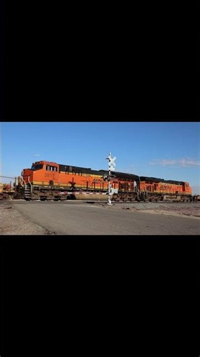 BNSF 5859 #shorts mid train #bnsf #bnsfrailroad