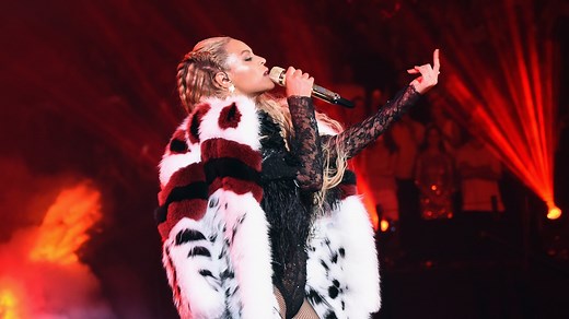 Watch Beyonce's Epic, Soulful 'Lemonade' Medley at VMAs