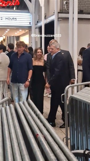 ‪@Netflix‬ CO - CEO Ted Sarandos waves goodnight at an early premier of a a new Kevin Hart movie 🎬🎞